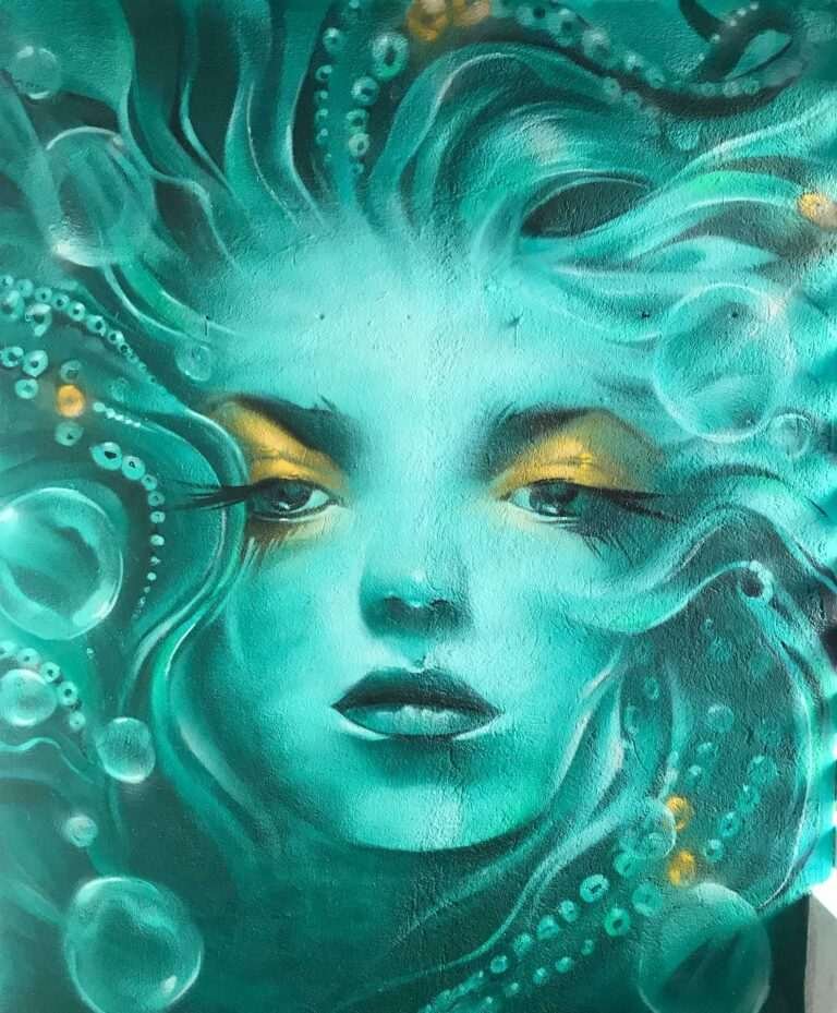 Mural urbano con rostro femenino turquesa en terraza interior