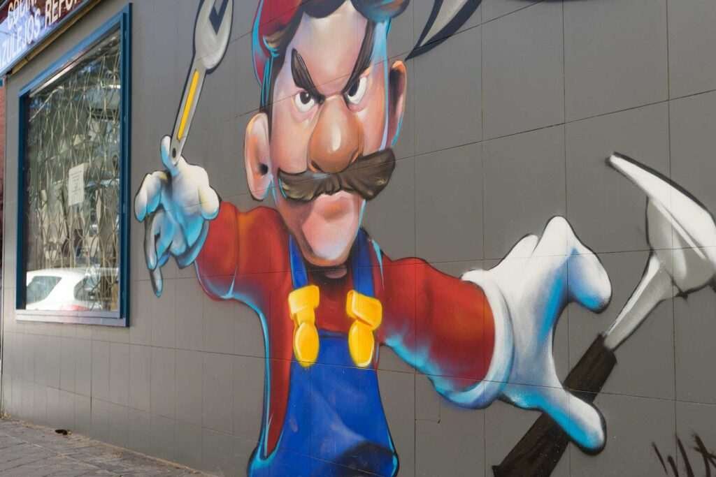 Mural para fontanería con personaje tipo Mario y herramientas, arte urbano comercial