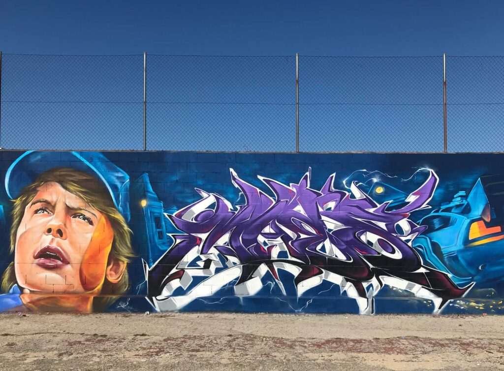 Mural graffiti de Marty McFly y el Delorean de Back to the Future con colores vivos y estilo ochentero