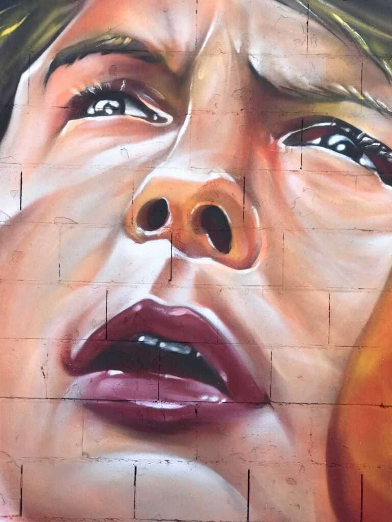 Mural graffiti de Marty McFly y el Delorean de Back to the Future con colores vivos y estilo ochentero