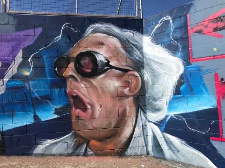 Mural graffiti de Marty McFly y el Delorean de Back to the Future con colores vivos y estilo ochentero