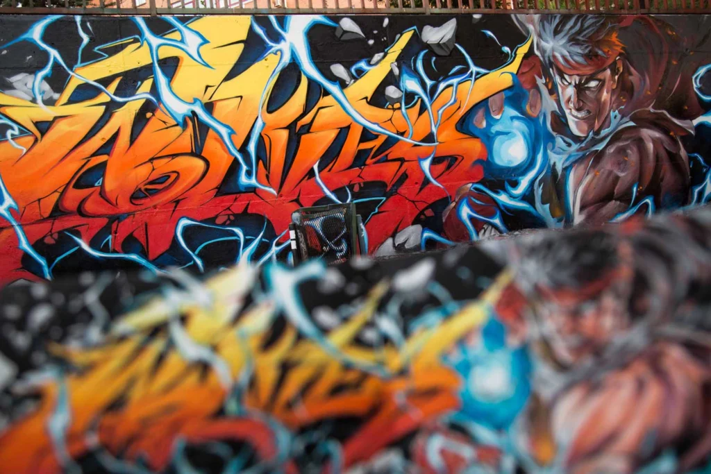 Mural con Ryu de Street Fighter en estilo graffiti para decoración interior