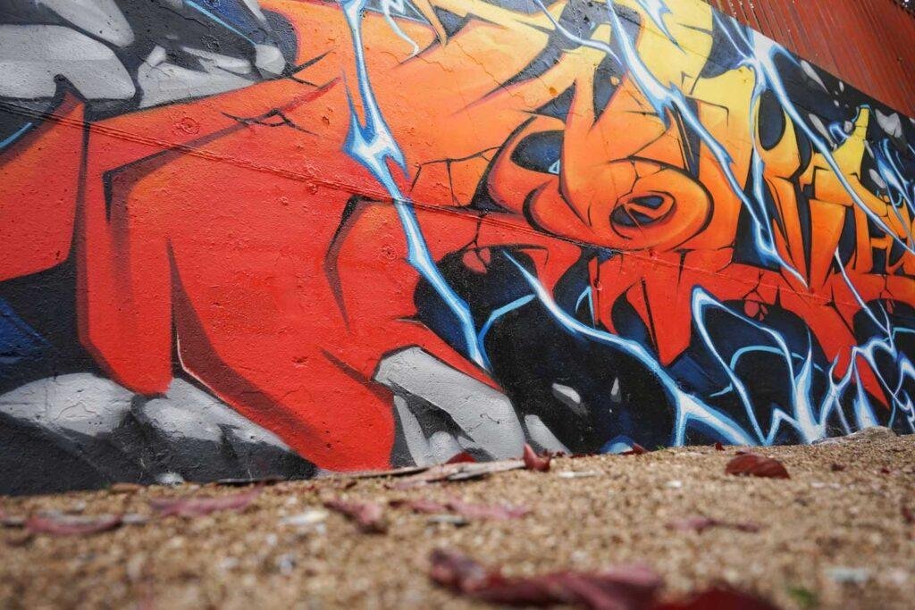 Mural con Ryu de Street Fighter en estilo graffiti para decoración interior