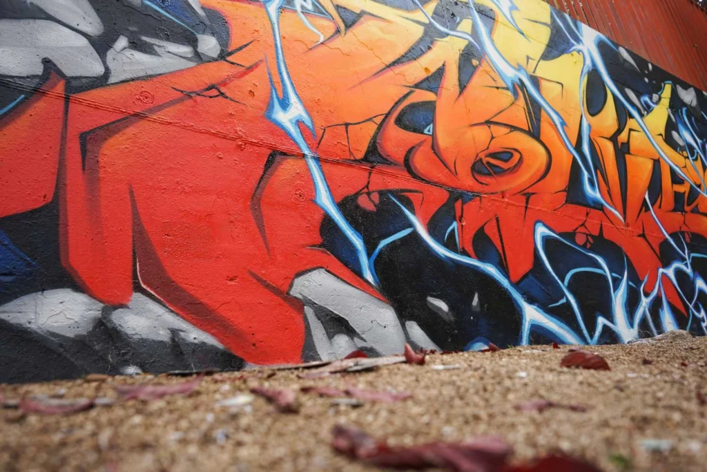 Mural con Ryu de Street Fighter en estilo graffiti para decoración interior
