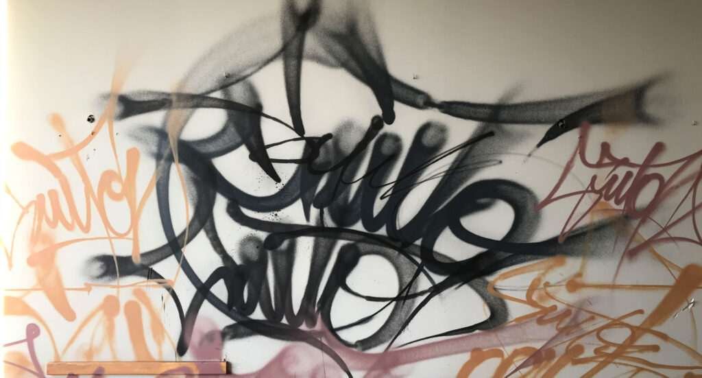 Graffiti tag personalizado con nombre en estilo libre