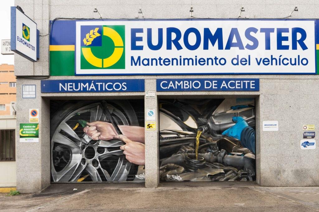 Mural mecánico realista en taller Euromaster Usera con motor y ruedas