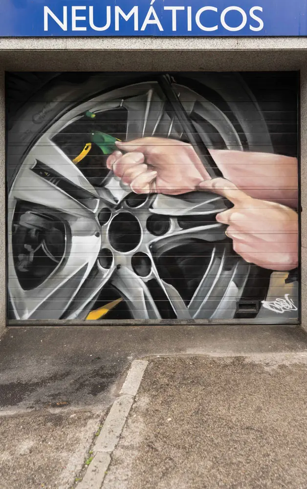 Mural mecánico realista en taller Euromaster Usera con motor y ruedas