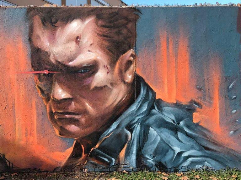 Graffiti hiperrealista de Terminator sobre fondo naranja y azul