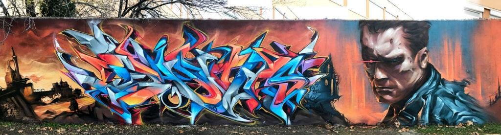 Graffiti hiperrealista de Terminator sobre fondo naranja y azul