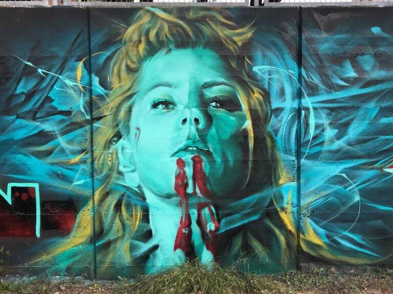 Mural realista de Lagertha y barco vikingo en tormenta