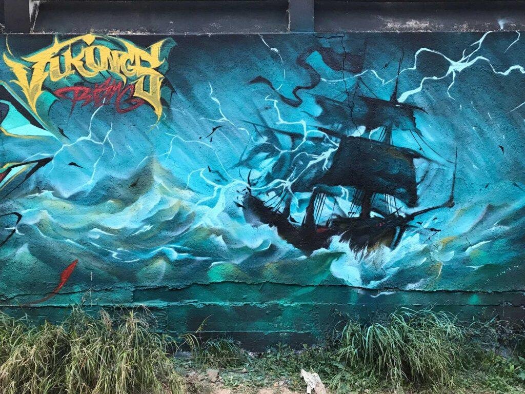 Mural realista de Lagertha y barco vikingo en tormenta