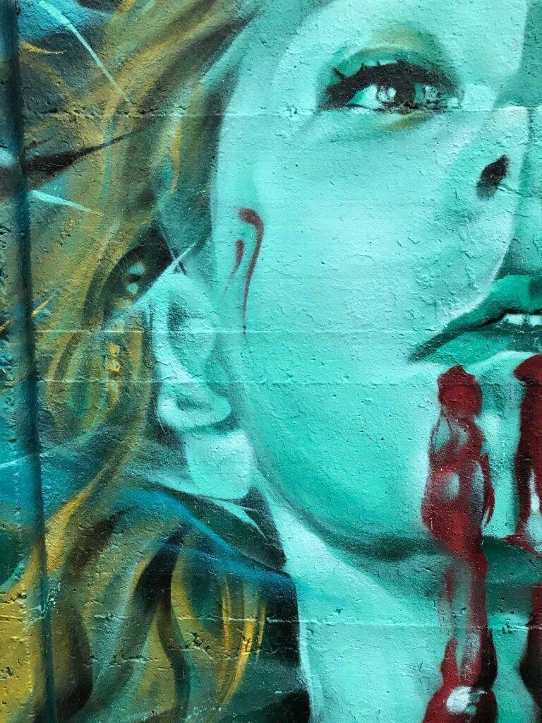 Mural realista de Lagertha y barco vikingo en tormenta