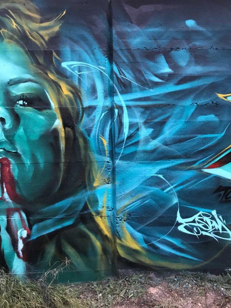 Mural realista de Lagertha y barco vikingo en tormenta