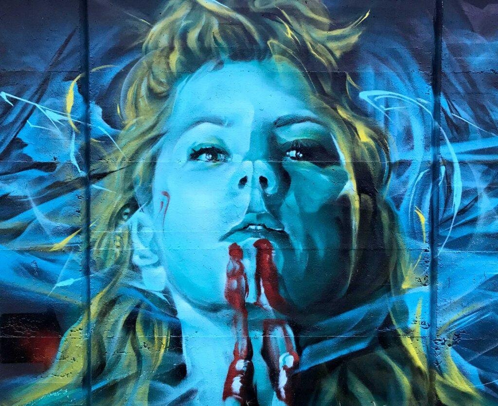 Mural realista de Lagertha y barco vikingo en tormenta