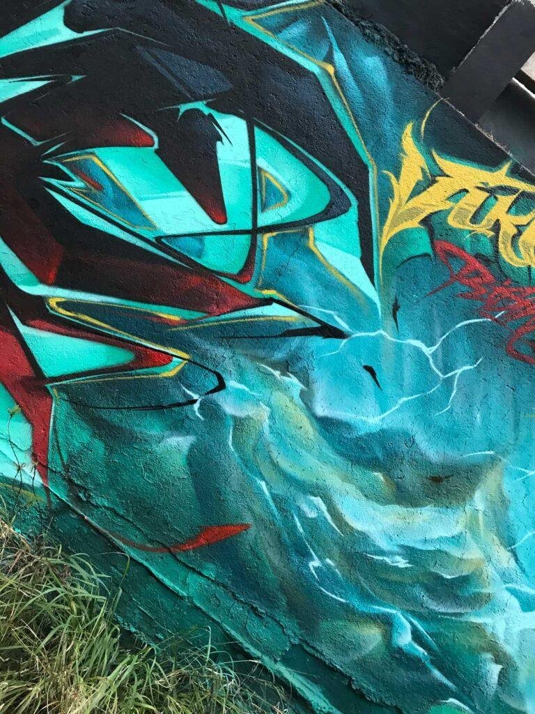 Mural realista de Lagertha y barco vikingo en tormenta