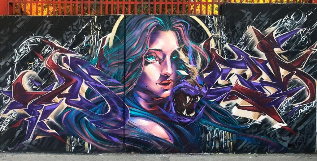 Mural de graffiti con mujer y trazos salvajes en el Colegio Gregorio Marañón