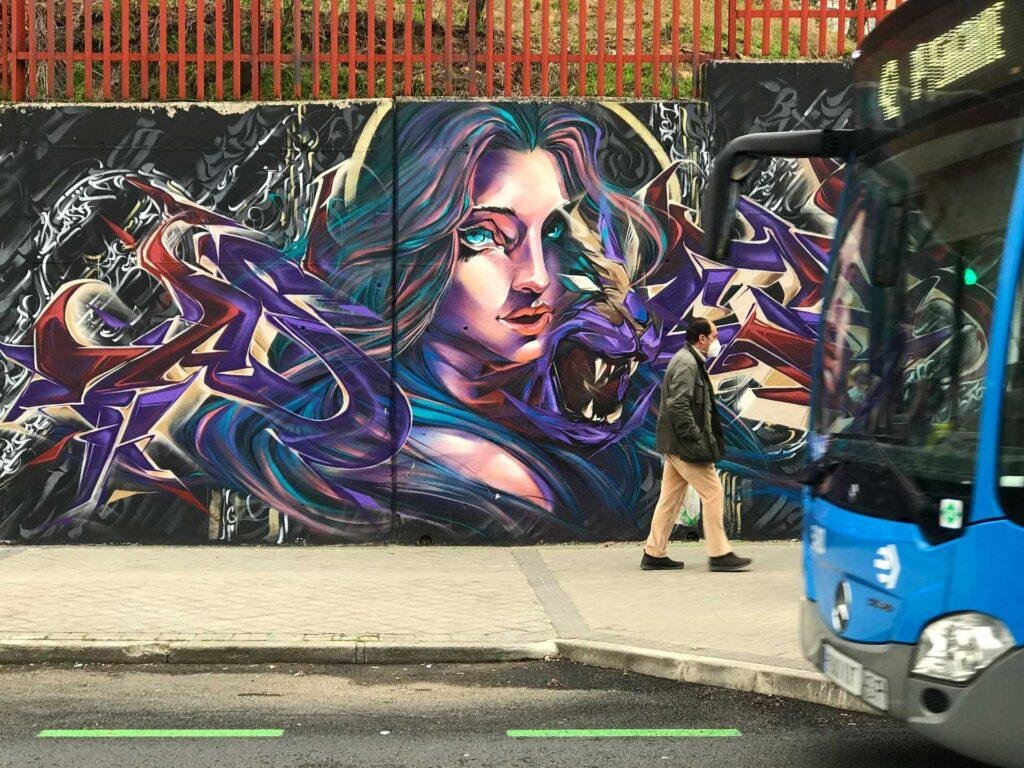 Mural de graffiti con mujer y trazos salvajes en el Colegio Gregorio Marañón