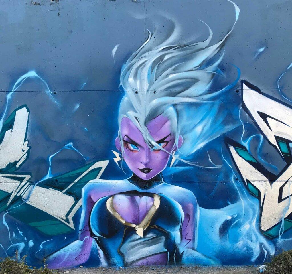 Mural graffiti profesional de Tormenta de X-Men en tonos azules