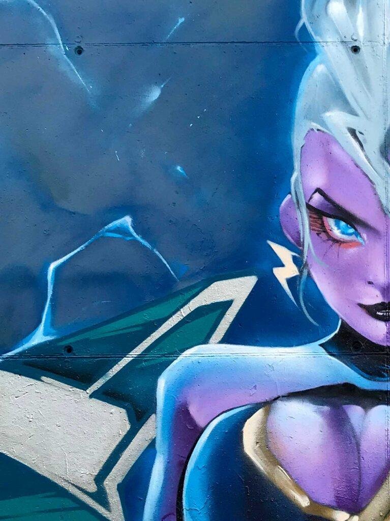 Mural graffiti profesional de Tormenta de X-Men en tonos azules