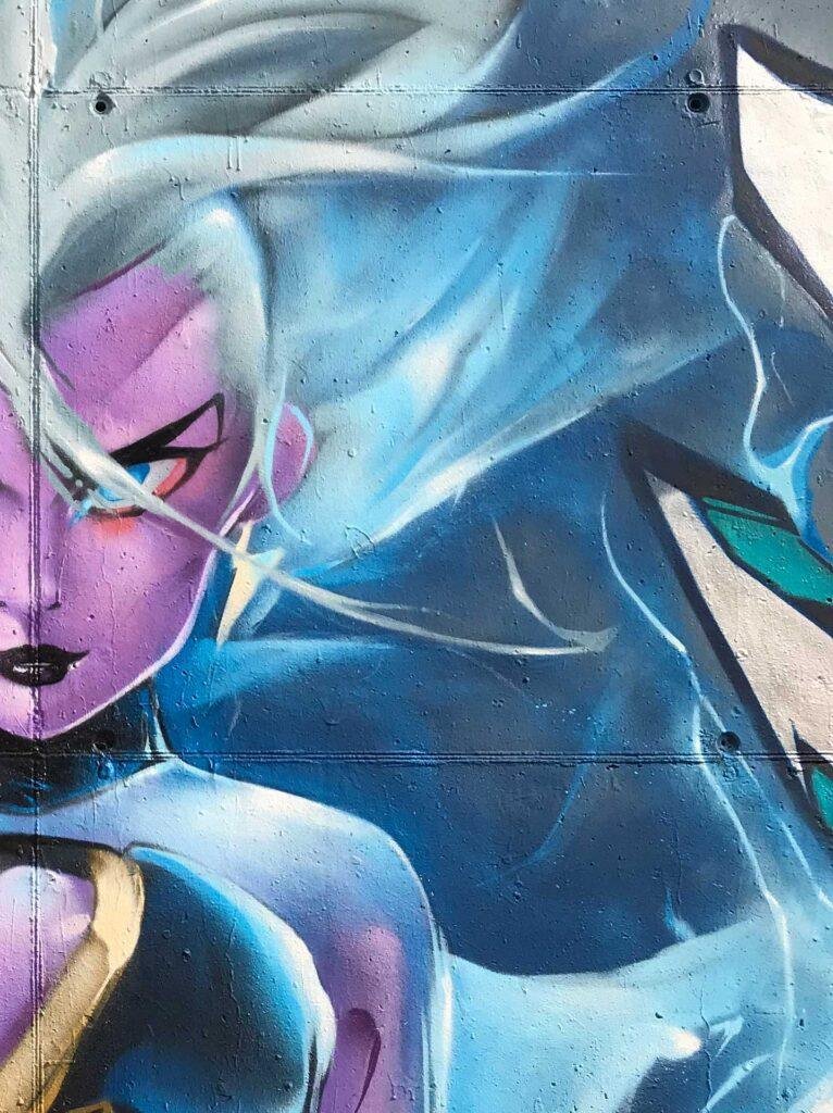 Mural graffiti profesional de Tormenta de X-Men en tonos azules