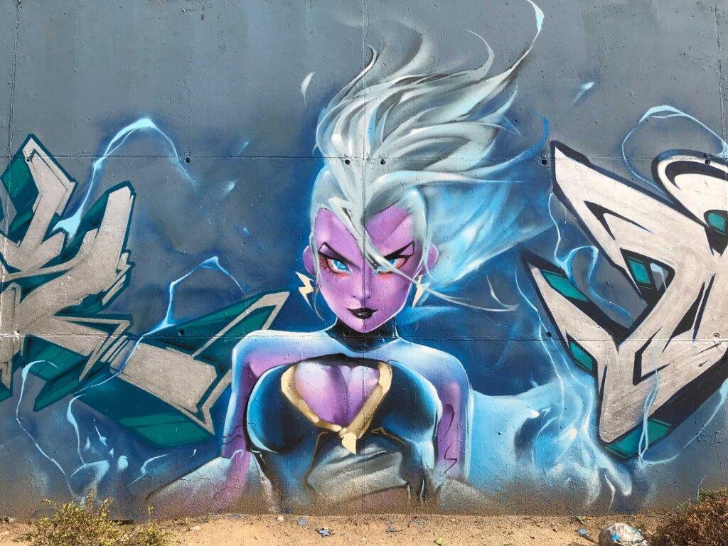 Mural graffiti profesional de Tormenta de X-Men en tonos azules