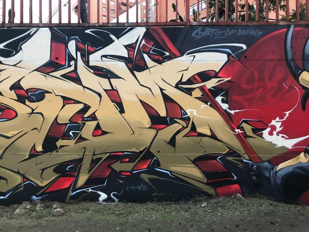 Graffiti de ninja samurái con armadura dorada y fondo rojo urbano