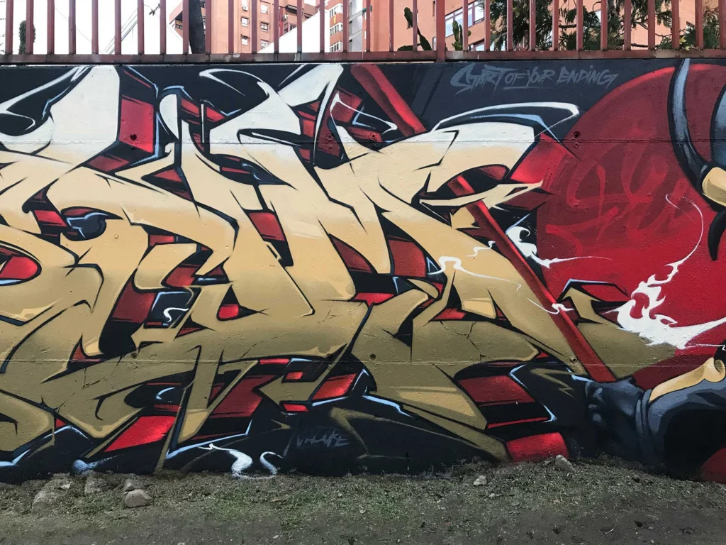 Graffiti de ninja samurái con armadura dorada y fondo rojo urbano