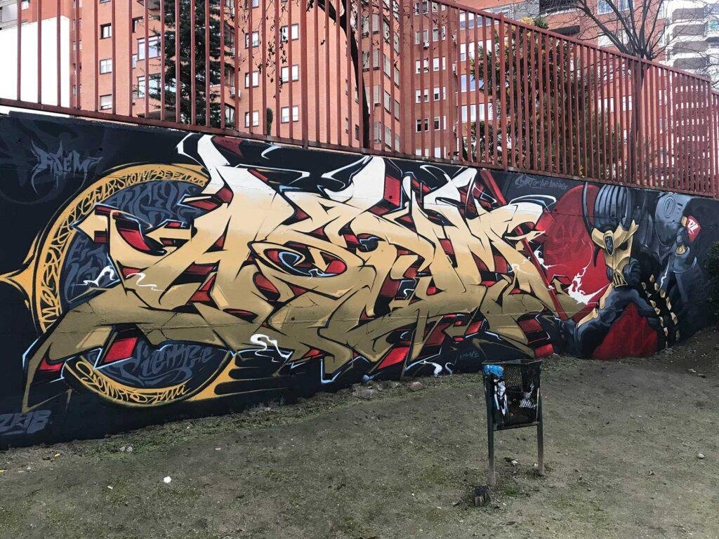 Graffiti de ninja samurái con armadura dorada y fondo rojo urbano