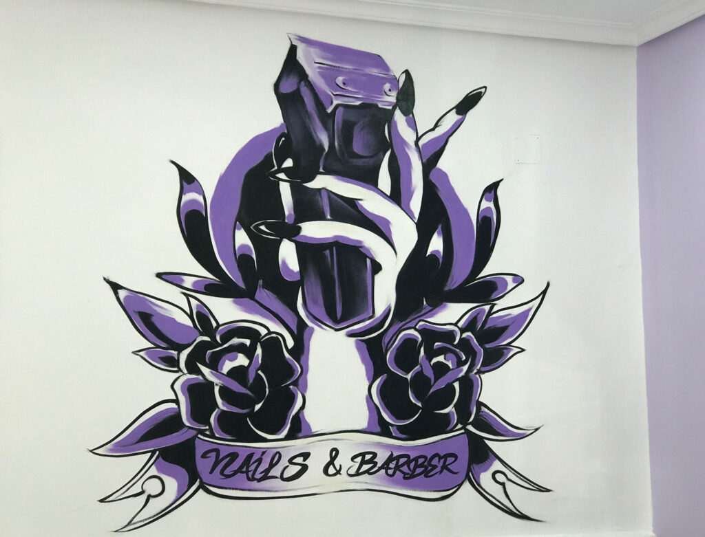 Murales urbano en salón Nails & Barber con silueta femenina y mano tatuada en tonos púrpura