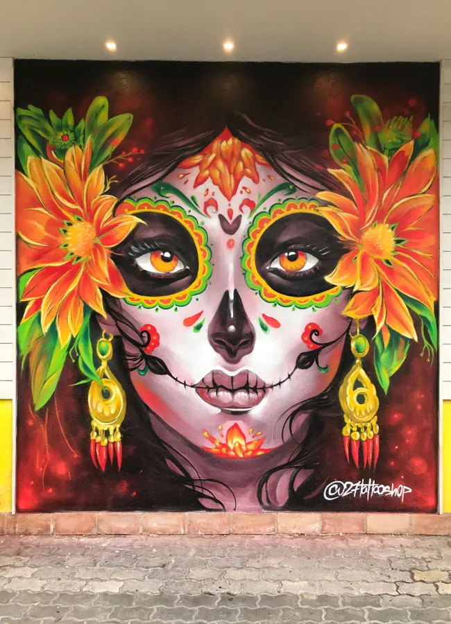 Mural con Catrina mexicana en restaurante, graffiti con color y cultura en Madrid