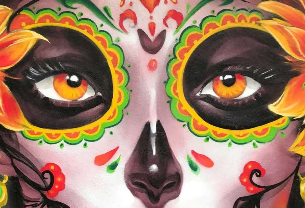 Mural con Catrina mexicana en restaurante, graffiti con color y cultura en Madrid