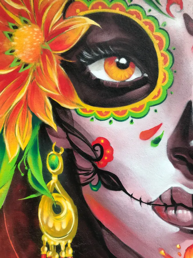 Mural con Catrina mexicana en restaurante, graffiti con color y cultura en Madrid