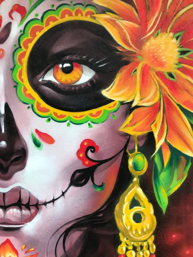 Mural con Catrina mexicana en restaurante, graffiti con color y cultura en Madrid