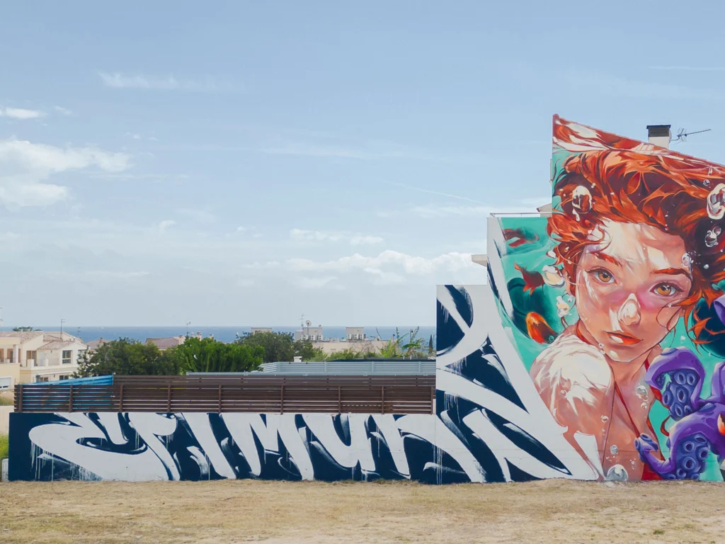 Hastial completo intervenido con el mural Under the Sea, l'Ametlla de Mar