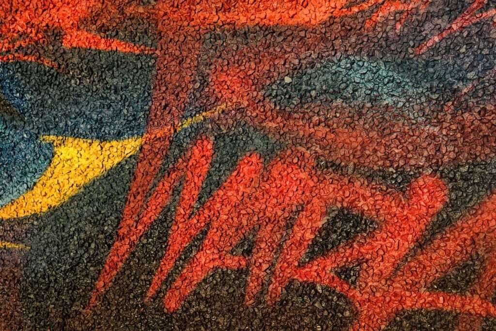 Mural artístico en terraza privada con siluetas y paisajes cálidos