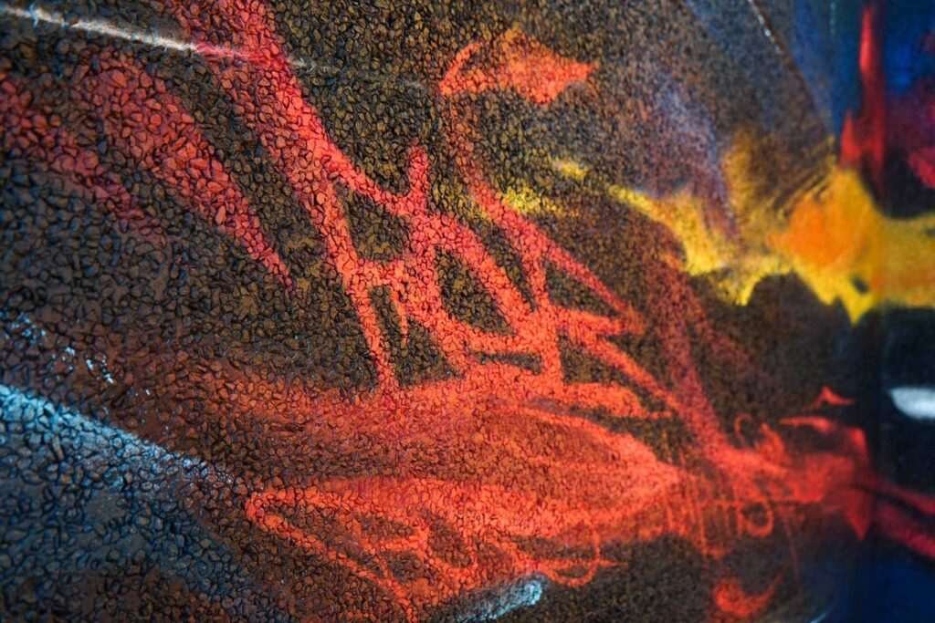 Mural artístico en terraza privada con siluetas y paisajes cálidos