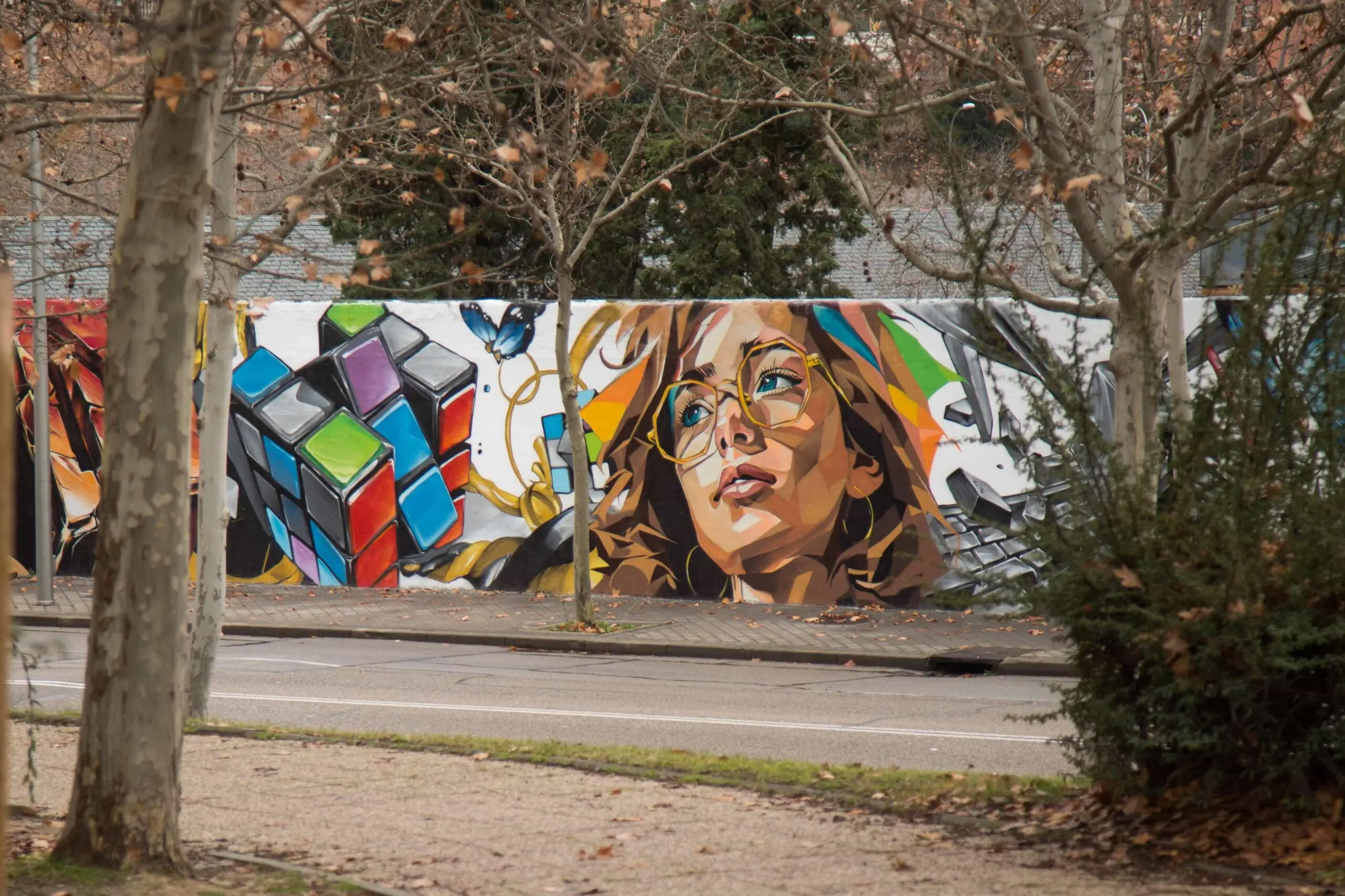Mural en fachada o entrada de biblioteca