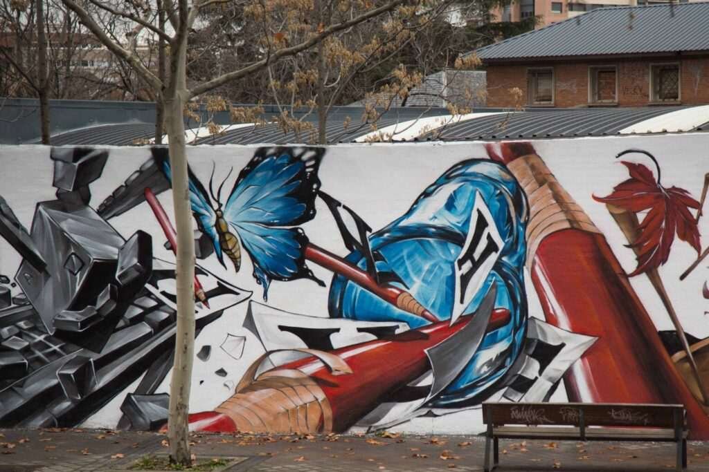 Mural inclusivo en patio escolar adaptado para todos · El Arte Urbano