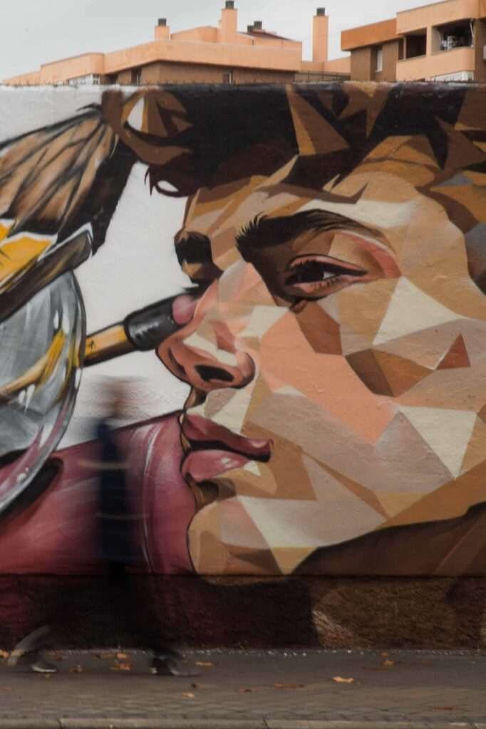 Mural en patio escolar de colegio público pintado por El Arte Urbano