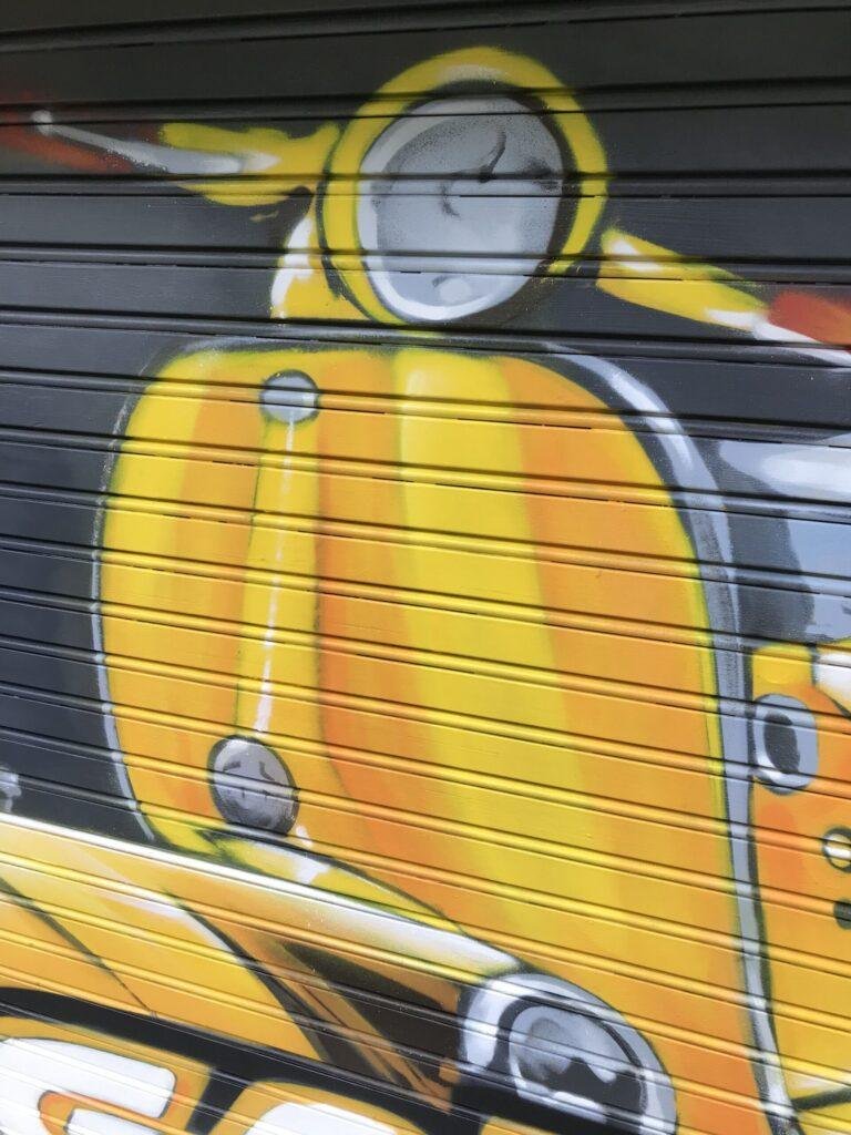 Mural Vespa amarilla Gala Puente Alcocer
