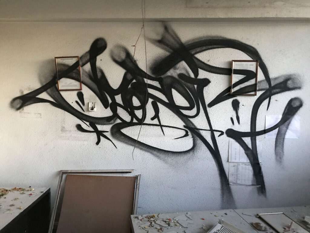 Taqueo personalizado en graffiti tag con estilo urbano