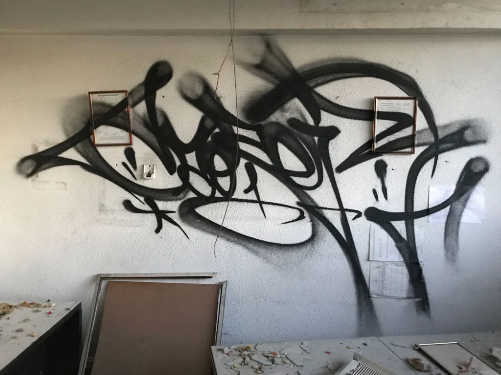 Taqueo personalizado en graffiti tag con estilo urbano