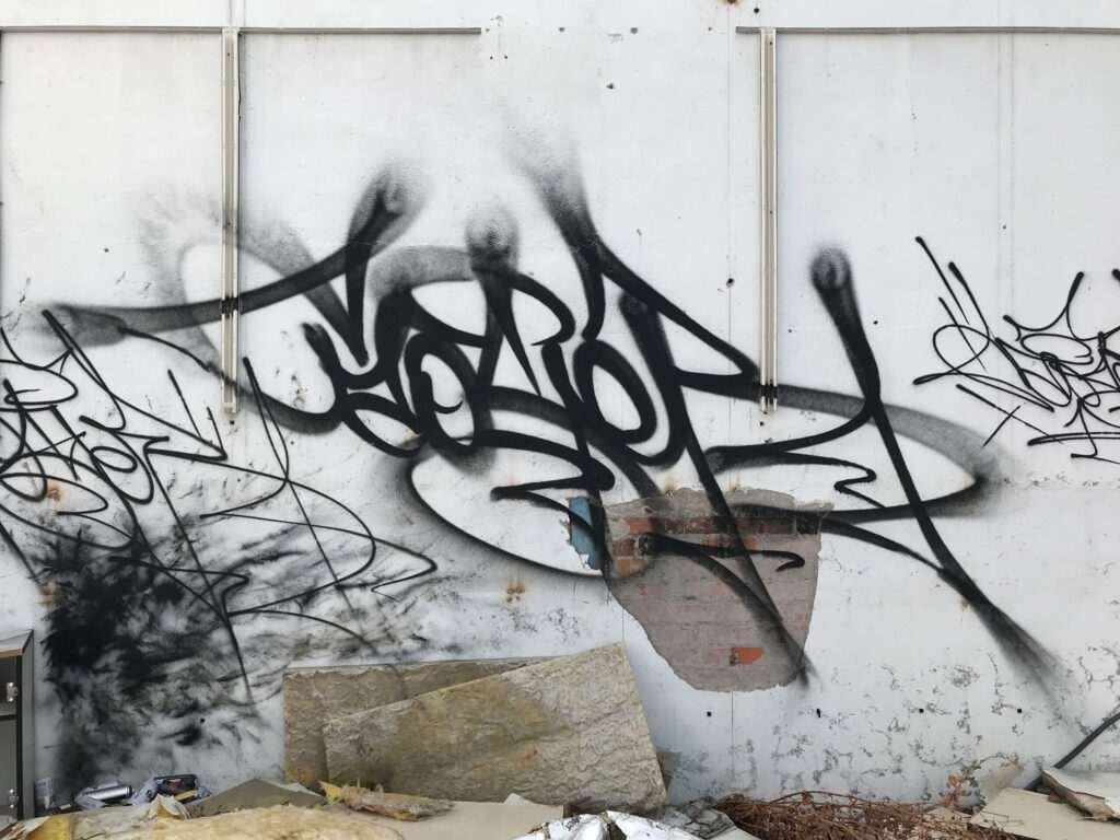 Taqueo personalizado en graffiti tag con estilo urbano