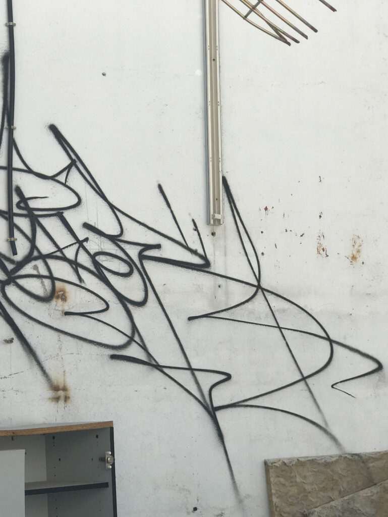 Taqueo personalizado en graffiti tag con estilo urbano