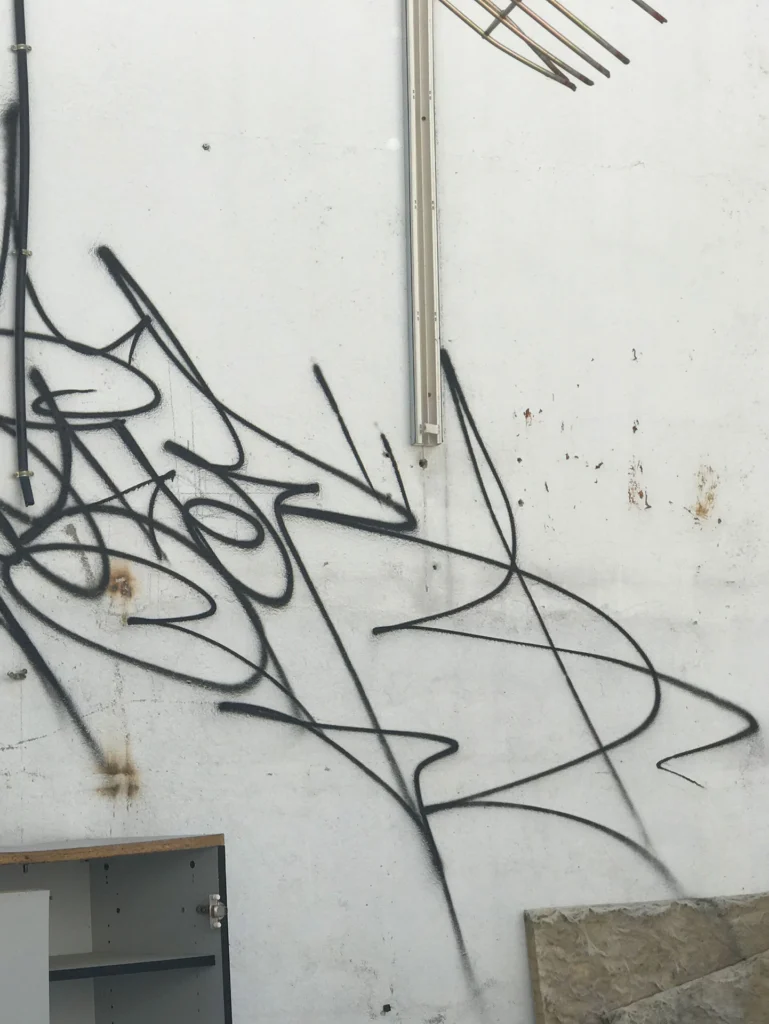Taqueo personalizado en graffiti tag con estilo urbano