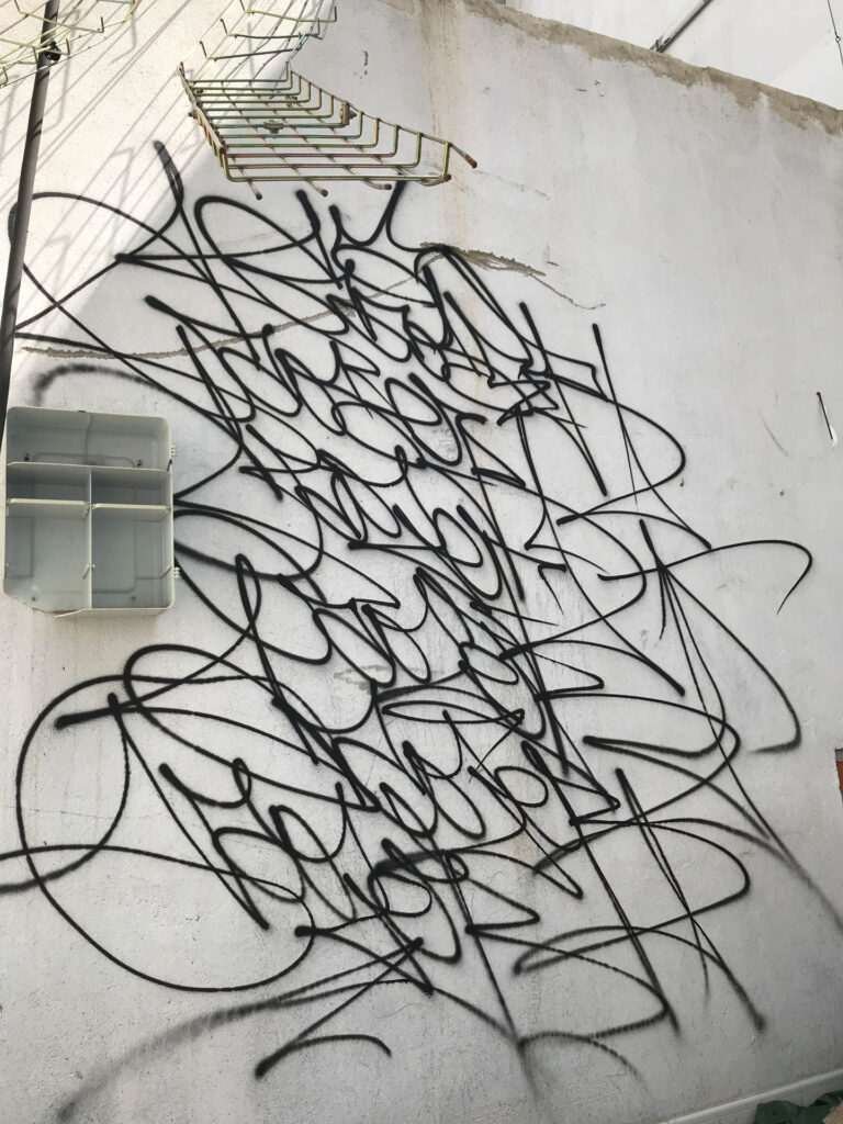 Taqueo personalizado en graffiti tag con estilo urbano
