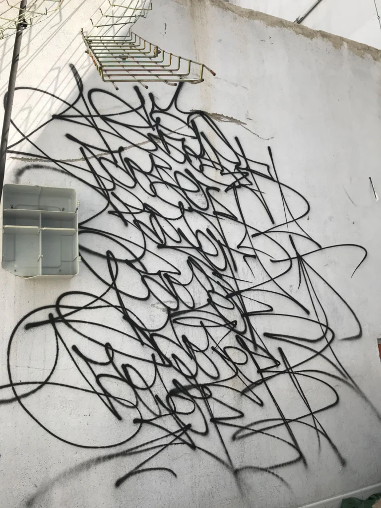 Taqueo personalizado en graffiti tag con estilo urbano