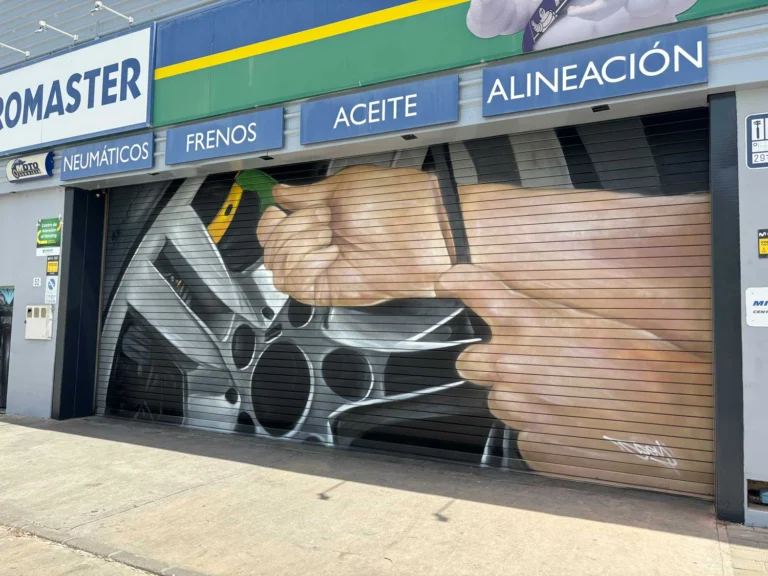 Mural de manos apretando tuerca en taller Euromaster Málaga