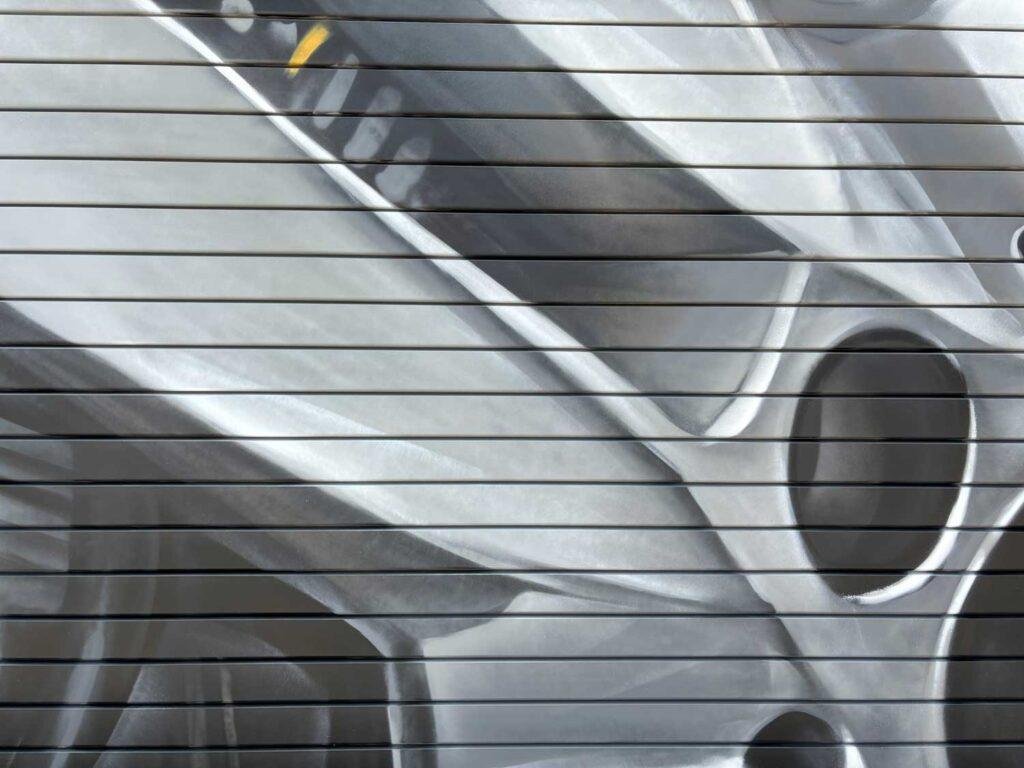 Mural de manos apretando tuerca en taller Euromaster Málaga