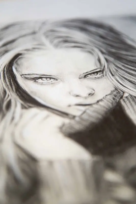 Begirada, retrato de mujer a lápiz grafito de Asem Navarro